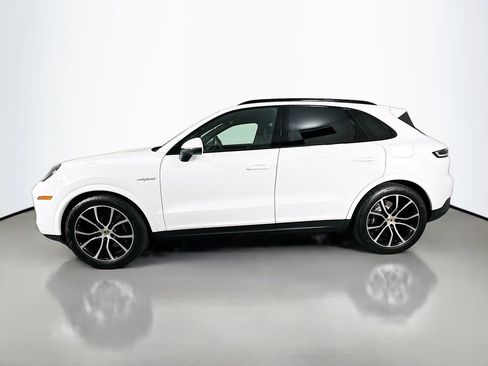 Certified 2024 Porsche Cayenne AWD/4WD image 2