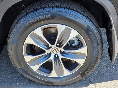 Used 2023 Toyota Highlander XLE AWD/4WD image 15