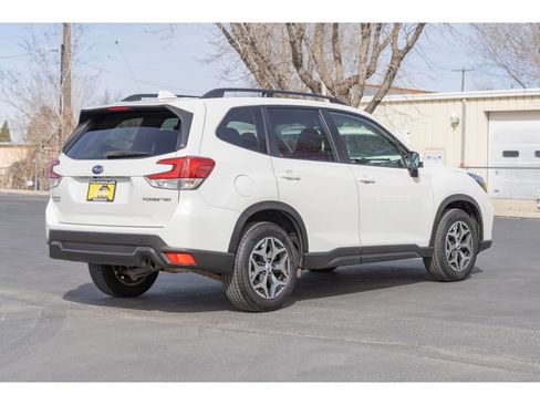 Used 2021 Subaru Forester Premium image 3