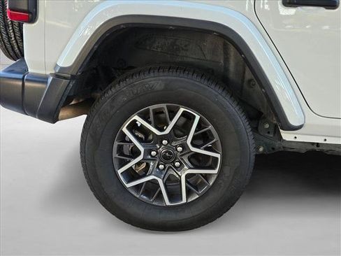 Used 2025 Jeep Wrangler Unlimited Sahara AWD/4WD image 19