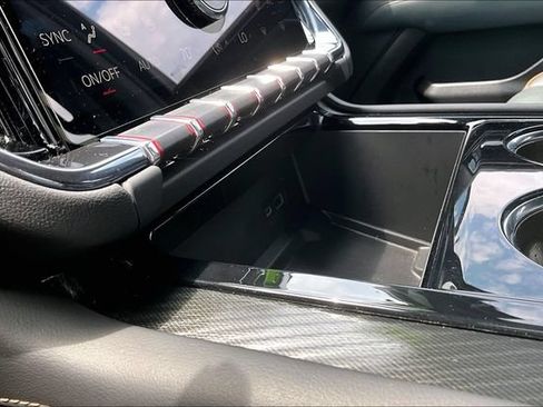 Used 2025 GMC Yukon XL AT4 AWD/4WD image 16
