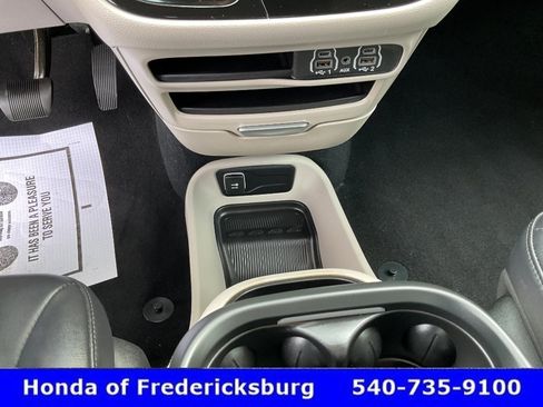 Used 2024 Chrysler Pacifica Touring-L FWD image 36