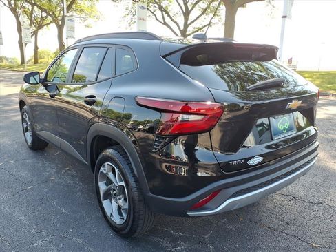 Used 2025 Chevrolet Trax LT FWD image 5