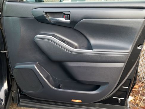 Used 2021 Toyota Highlander XLE image 36