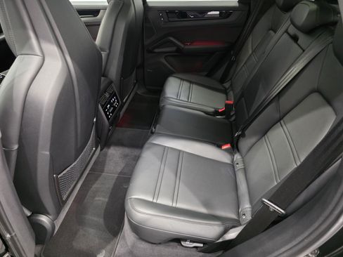 Used 2025 Porsche Cayenne GTS AWD/4WD image 11