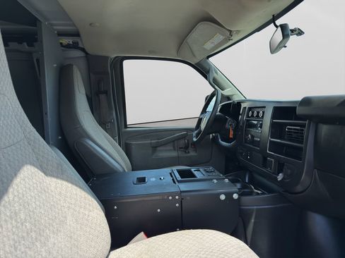 Used 2017 Chevrolet Express 2500 RWD image 17