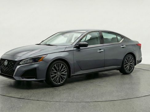 Used 2025 Nissan Altima 2.5 SV image 3