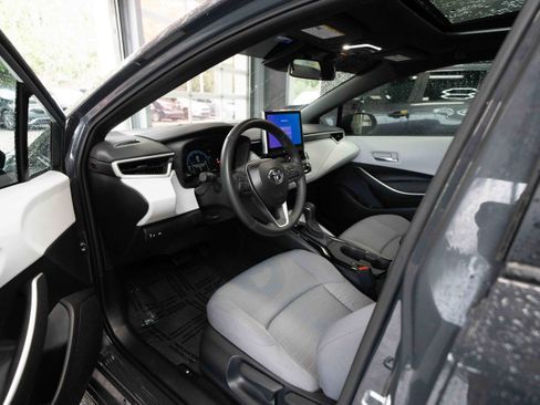Used 2025 Toyota Corolla SE w/ SE Premium Package image 8