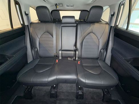 Used 2024 Toyota Highlander XLE AWD/4WD image 24
