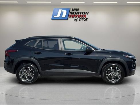 Used 2025 Chevrolet Trax LT FWD image 4