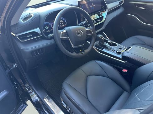 Used 2025 Toyota Highlander Platinum image 11