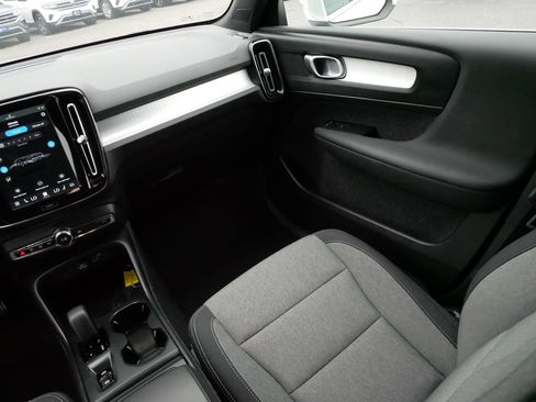 Used 2025 Volvo XC40 B5 Core AWD/4WD image 11