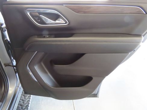 Used 2021 Chevrolet Tahoe Z71 w/ Luxury Package AWD/4WD image 37