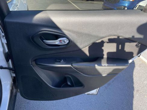 Used 2016 Jeep Cherokee Sport image 40