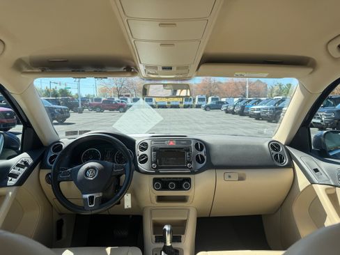 Used 2011 Volkswagen Tiguan SE image 10