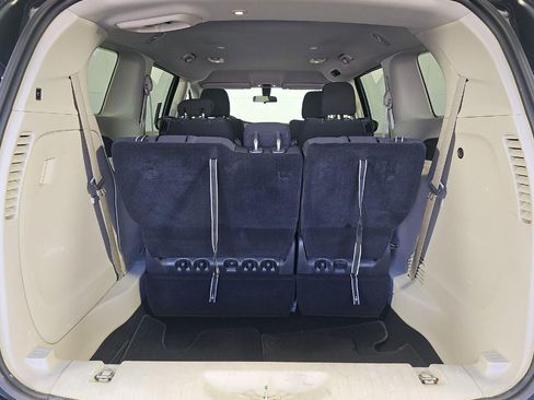 Used 2022 Chrysler Voyager LX FWD image 7