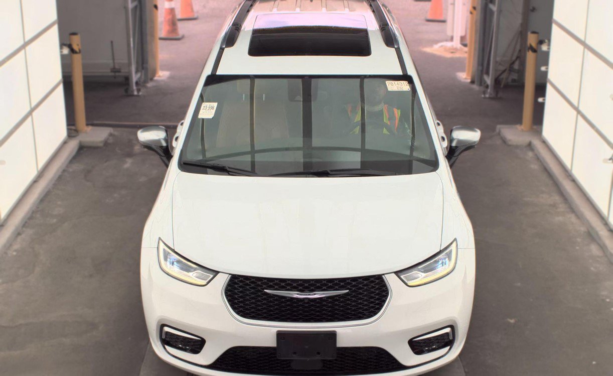 Used 2023 Chrysler Pacifica Pinnacle FWD image 3