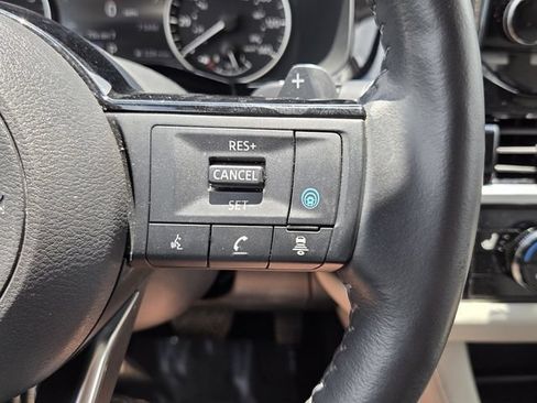 Used 2025 Nissan Pathfinder SL FWD image 34