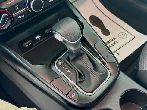 Used 2025 Kia Soul LX w/ LX Technology Package FWD image 22