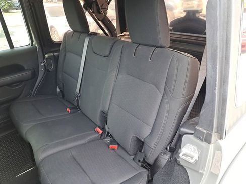 Used 2018 Jeep Wrangler Unlimited Sahara image 20