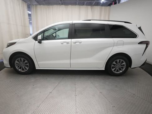 Used 2025 Toyota Sienna XLE FWD image 25