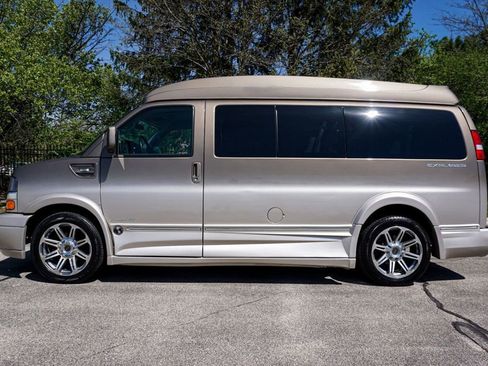 Used 2017 Chevrolet Express 2500 RWD image 22