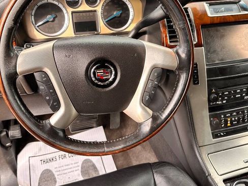 Used 2013 Cadillac Escalade Platinum RWD image 12