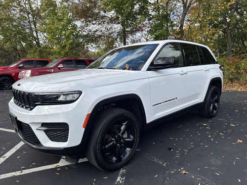 Certified 2023 Jeep Grand Cherokee Altitude image 3
