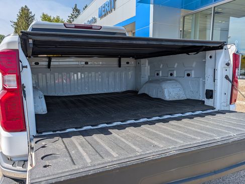 Used 2022 Chevrolet Silverado 1500 LT AWD/4WD image 10