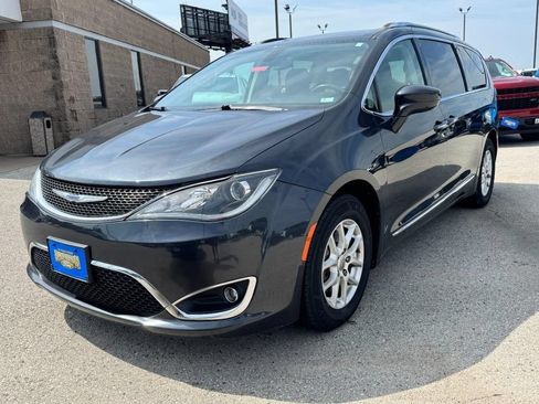 Used 2020 Chrysler Pacifica Touring-L FWD image 8