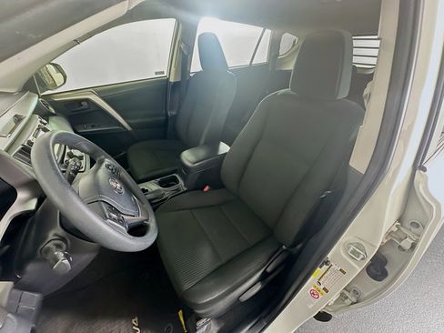 Used 2018 Toyota RAV4 LE FWD image 13