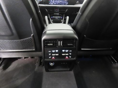 Certified 2025 Porsche Cayenne E-Hybrid Coupe AWD/4WD image 34