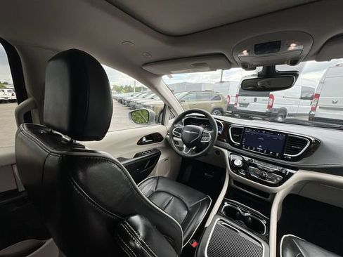 Used 2022 Chrysler Pacifica Limited FWD image 17