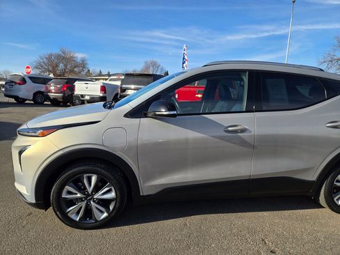 Used 2022 Chevrolet Bolt EUV LT w/ Convenience Package image 2