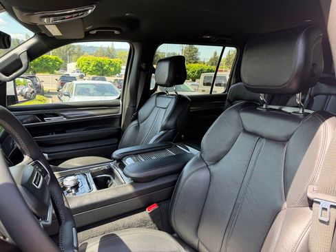 Used 2022 Jeep Wagoneer Series III w/ Flexible Seating Group AWD/4WD image 17