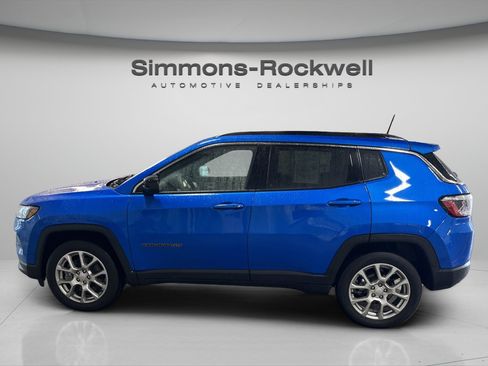 Used 2023 Jeep Compass Latitude AWD/4WD image 2
