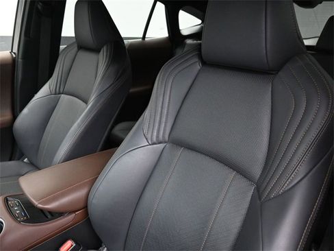 Used 2022 Toyota Venza Limited w/ Advanced Technology Package image 18