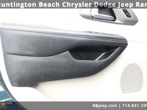 Used 2023 Chrysler Pacifica Touring-L image 10