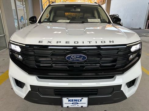 Certified 2025 Ford Expedition Active image 8