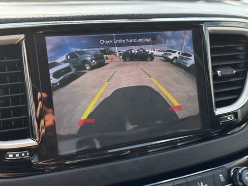 Used 2023 Chrysler Pacifica Touring-L FWD image 17