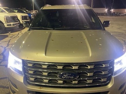Used 2017 Ford Explorer XLT w/ Equipment Group 202A image 3