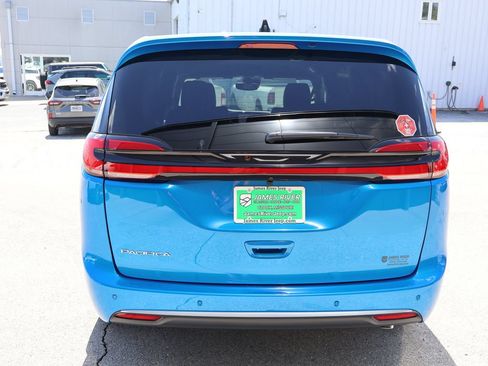 New 2027 Chrysler Pacifica Select FWD image 4