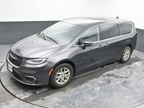 Used 2023 Chrysler Pacifica Touring-L image 60