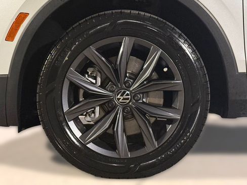 Used 2023 Volkswagen Tiguan SE image 11