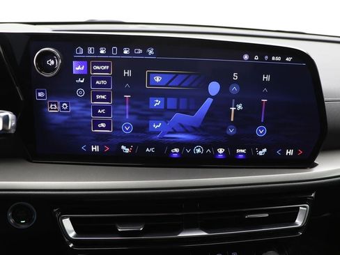 Used 2024 Chevrolet Traverse LT w/ Midnight/Sport Edition image 22