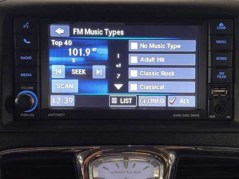 Used 2016 Chrysler Town & Country Touring image 25