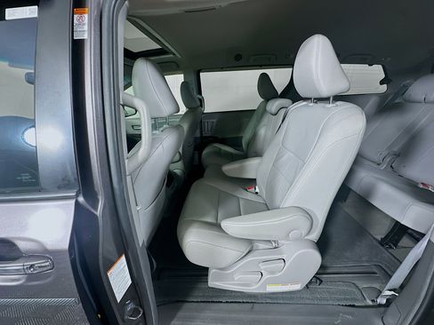 Used 2015 Toyota Sienna XLE w/ XLE Navigation Package image 27