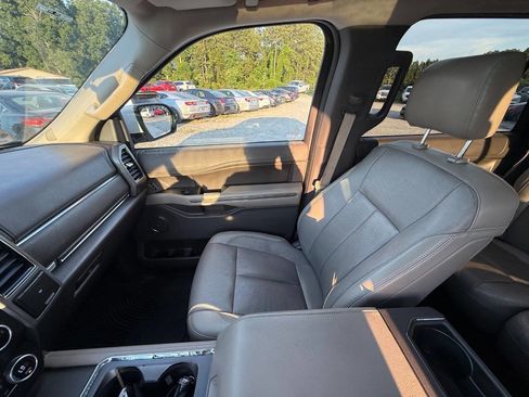 Used 2018 Ford Expedition XLT w/ Equipment Group 202A AWD/4WD image 18