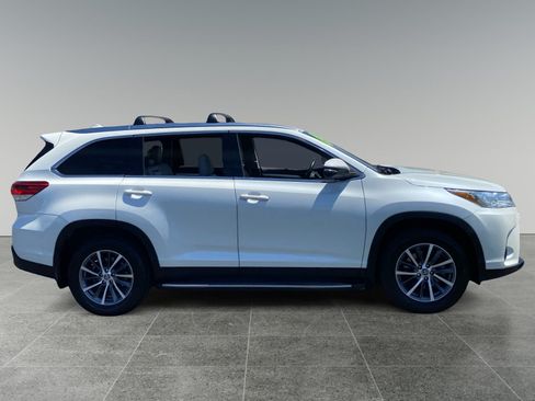 Used 2019 Toyota Highlander XLE FWD image 6
