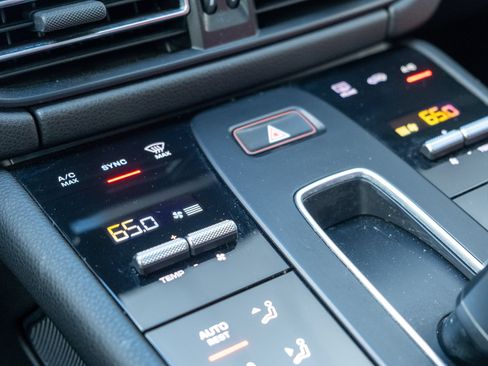 Certified 2023 Porsche Macan AWD/4WD image 32